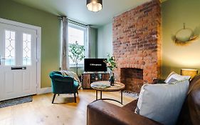 New! Gorgeous 2-Bed Home In Chester City Centre By 53 Degrees Property - Incredible Location, Ideal For Small Groups - Sleeps 6!