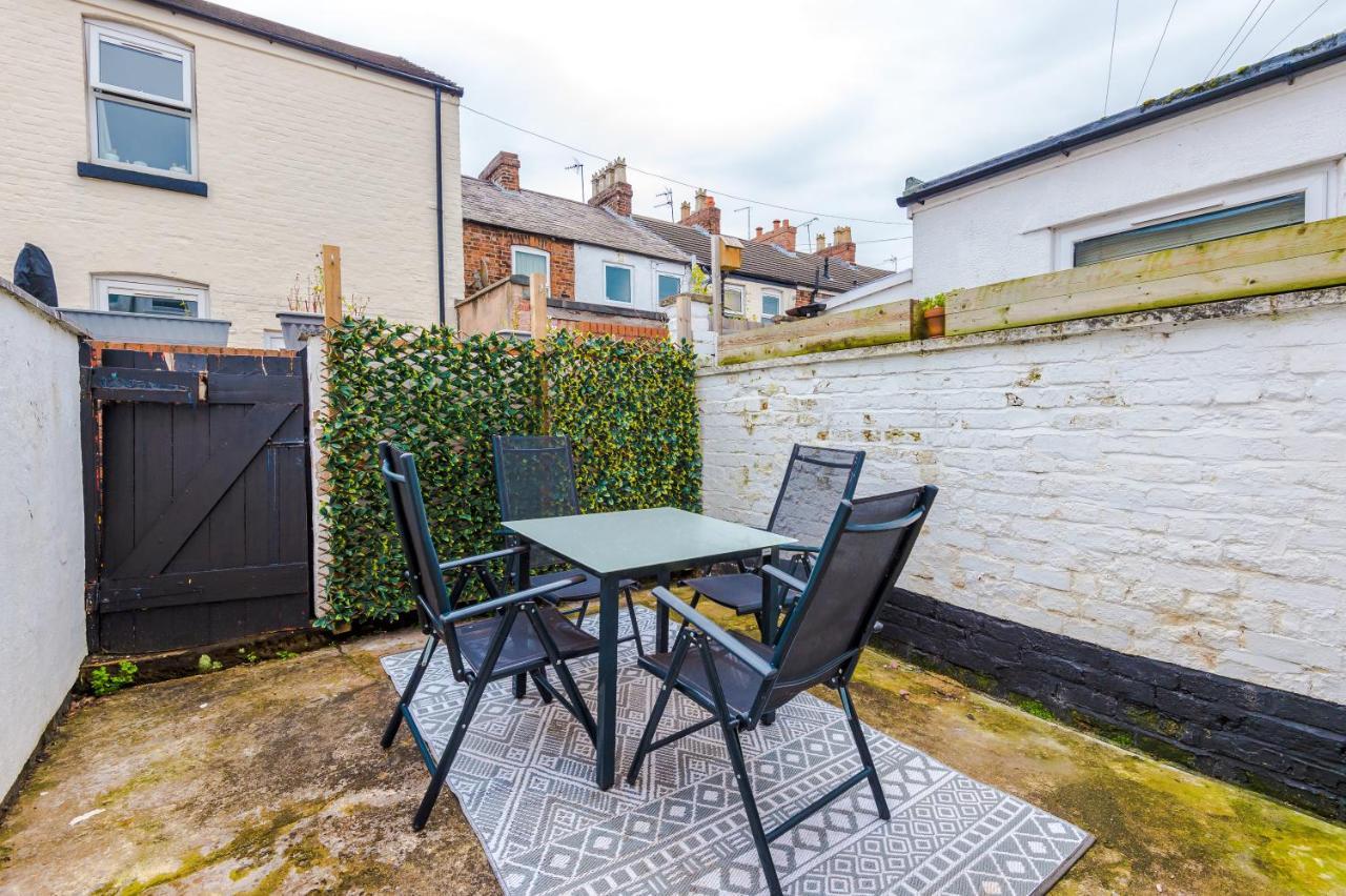Chester City Centre Haven: Cozy 2-Bed Home for 6 Exterior photo